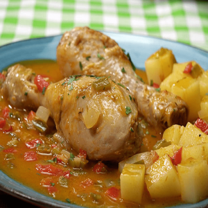 Jamoncitos de pollo en salsa con patatas al pimentón