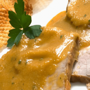 Redondo de ternera en salsa con patata brava, zanahoria baby y judías