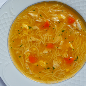 Sopa de fideo con ave